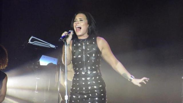 Demi Lovato - Hello - Live