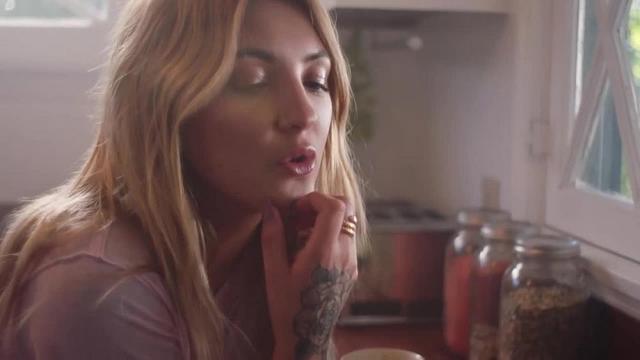 Julia Michaels - Issues