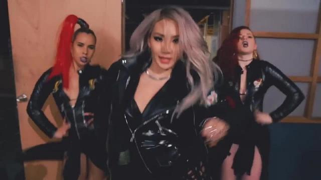 CL ft. Iggy Azalea - Hello Bitches