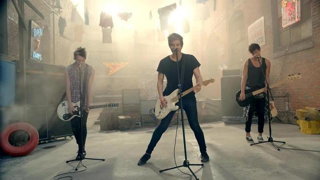 5 Seconds of Summer - She Looks So Perfect