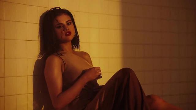 Selena Gomez, Marshmello - Wolves