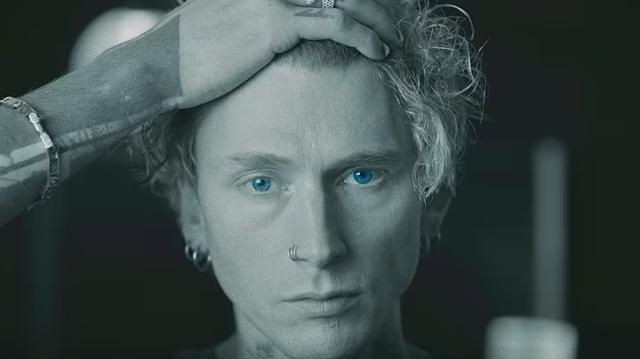 mgk, Julia Wolf - iris